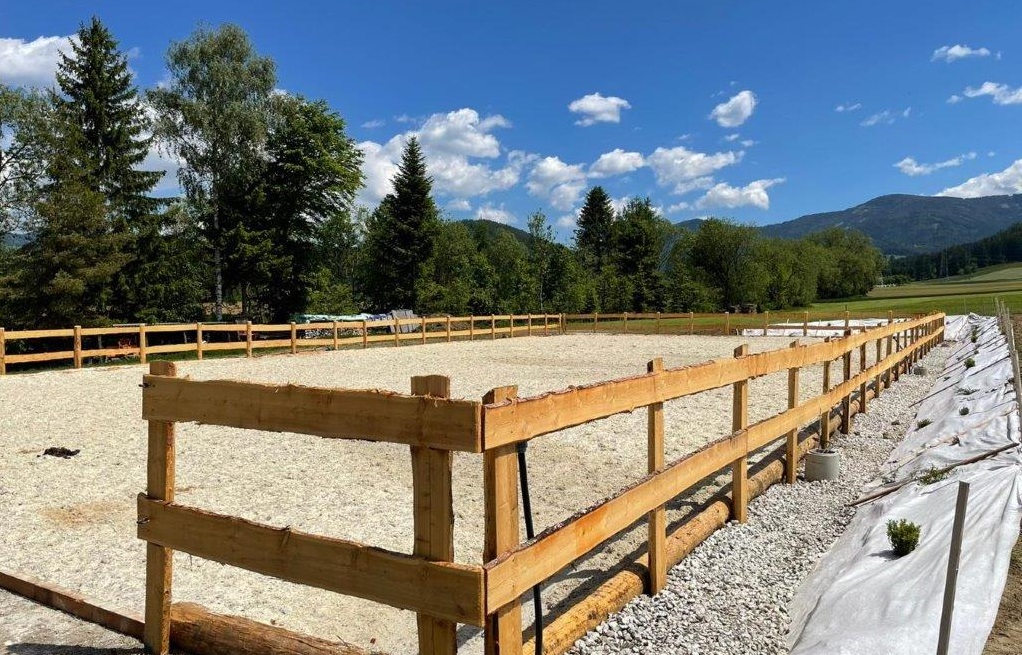 Reitplatz mit Bewässerung von Parga
